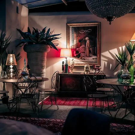 オテル デ ドゥ クレ ホテル 3*